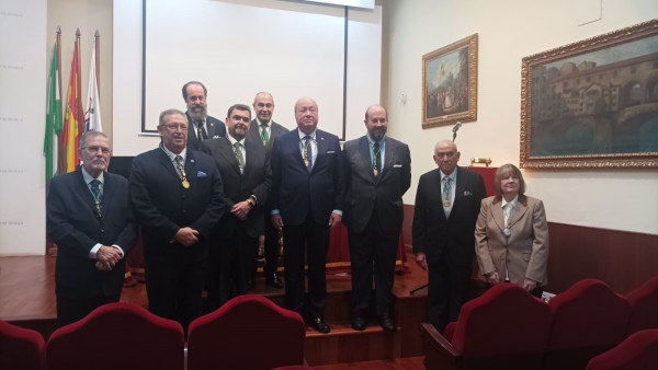 Manuel J. Parodi con los miembros de la Academia Andaluza de la Historia