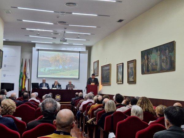 Maniuel J. Parodi durante su discurso de ingreso