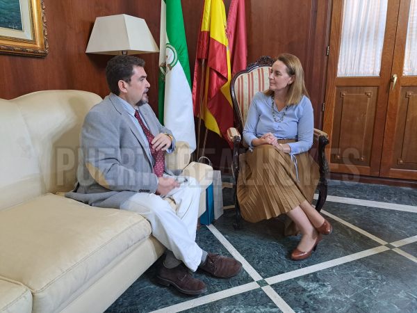 Manuel Parodi en el despacho de Alcaldía junto a Aurora Salvador.