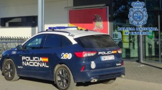 Coche de la Policía Nacional junto a un supermercado en Puerto Real