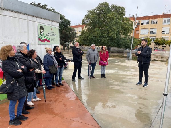 Miembros de AxSí en la Plaza Manuel J. García Caparrós