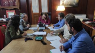 Aurora Salvador y miembros del Equipo de Gobierno con representantes de RENFE