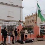 Miembros de la Corporación en la izada de la bandera de Andalucía.