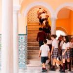 Alumnos del Colegio Juan Pablo II accediendo a sus clases.