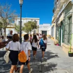Alumnos del Colegio Juan Pablo II caminando hacia el centro.