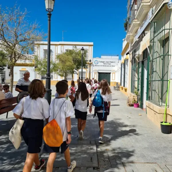 Alumnos del Colegio Juan Pablo II caminando hacia el centro.
