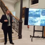Manuel J. Parodi durante una conferencia sobre historia y arqueología.
