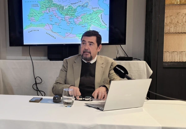 Manuel J. Parodi durante una conferencia de la Sociedad de Amigos del País de Puerto Real. 