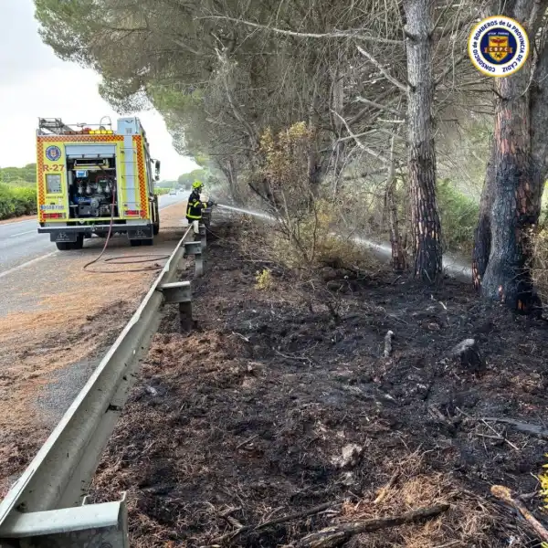 Bomberos interviniendo en la AP-4 a la altura de Puerto Real.