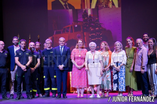 Foto de familia en el primer acto del Día de la Villa 2025. / Foto: Junior Fernández.