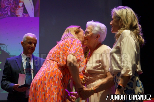 Momento de entrega a María Espí del título de Hija Adoptiva de Puerto Real. / Foto: Junior Fernández.