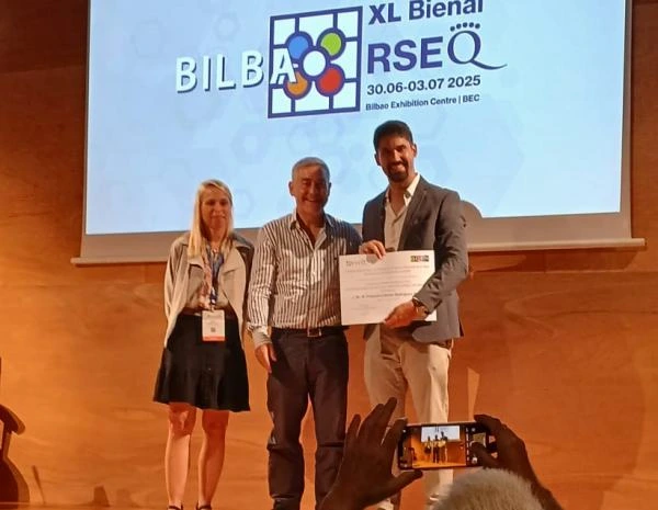 Francisco Javier Rodríguez recibiendo su premio en la XL Reunión Bienal de la RSEQ. 