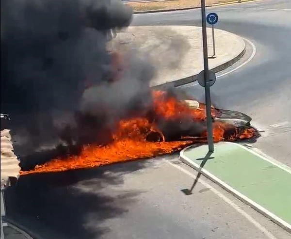Coche ardiendo en la rotonda de la Avenida de la Diversidad con la Huerta Pley.