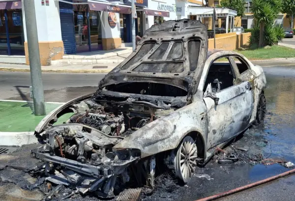 Coche calcinado en las calles de Puerto Real.