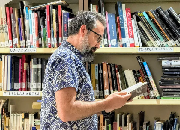 Miguel Moreno con un libro de la Biblioteca Municipal de Puerto Real.
