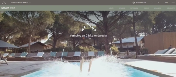 Web de We Camp donde no se indica que la instalación está en Puerto Real.