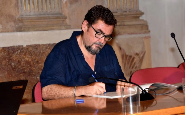 Manuel J. Parodi firmando uno de los ejemplares del cuaderno de paseo sobre el Bicentenario de la Batalla del Trocadero. Foto: César Custodio. 