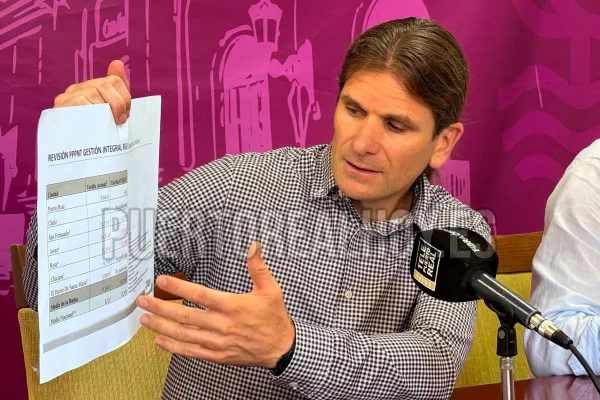 Iván Canca con el gráfico de la subida de la tasa de de recogida de residuos urbanos en Puerto Real comparada con otros municipios.