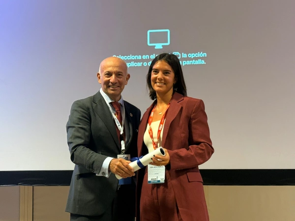 La Dra. Orta recibiendo el Premio de la Fundación SECOT.