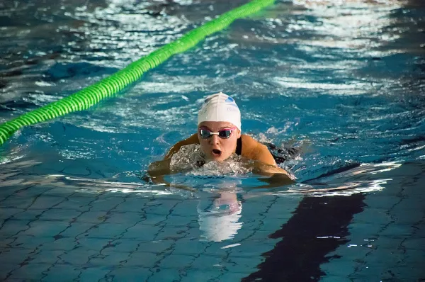 Aitana Estrada durante una prueba de natación.