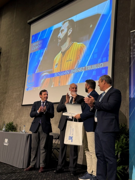 Benjamín Jiménez recogiendo el premio a su trayectoria. 