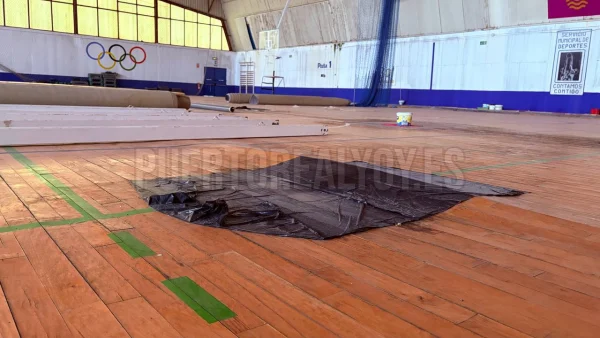 Parches de humedad del Pabellón Municipal de Deportes.
