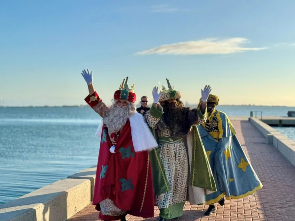 Los Reyes Magos saludando a los cientos de puertorrealeños que los recibieron.