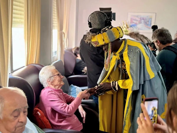 Los Reyes Magos no quisieron olvidarse de los mayores de Puerto Real. Foto: Ayto. de Puerto Real.