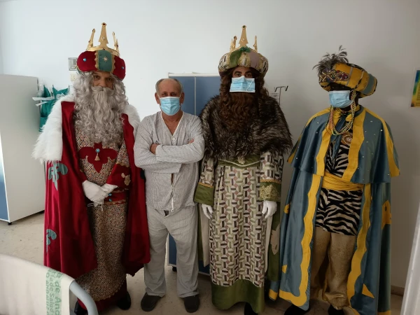 Los Reyes Magos visitan a Juan, el Tío de la Trompeta, en el Hospital de Puerto Real. Foto: Ayto. de Puerto Real.