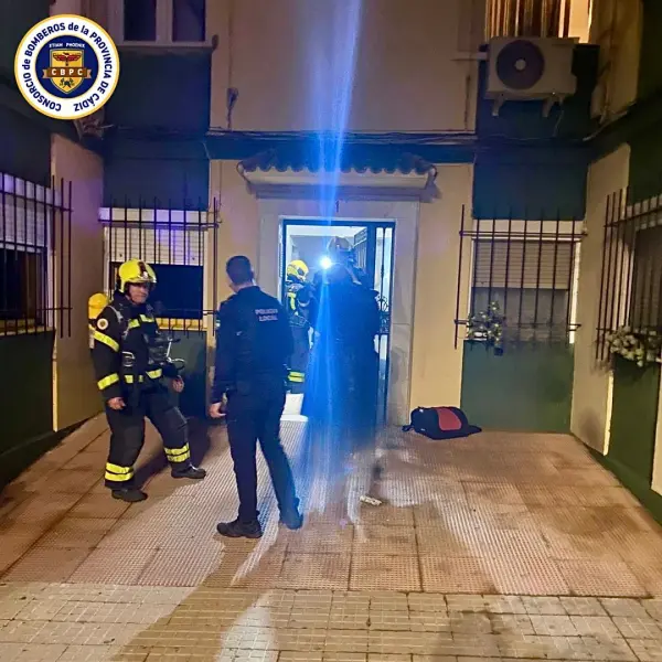 Efectivos de bomberos y Policía Local en el incendio declarado en la Barriada Madre Loreto.