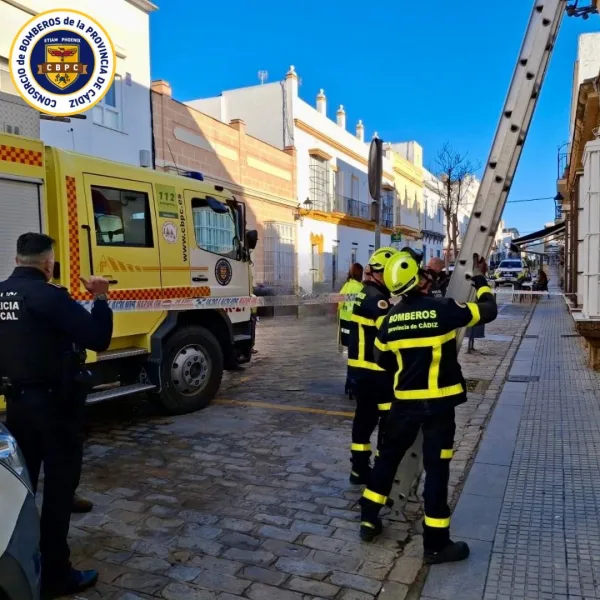 Bomberos inspeccionando la vivienda situada en la Calle Ancha de Puerto Real.