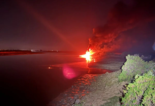 Embarcación incendiada en las inmediaciones del Caño Zurraque.