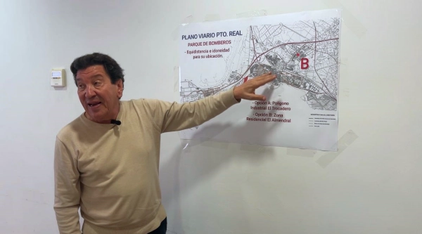 José Antonio Barroso, con el plano de distancias del parque de bomberos.