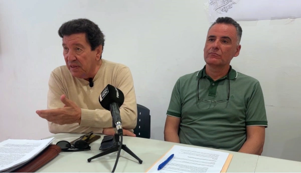 José Antonio Barroso, ex Alcalde, con el representante de los vecinos de El Almendral, Moisés Díaz.