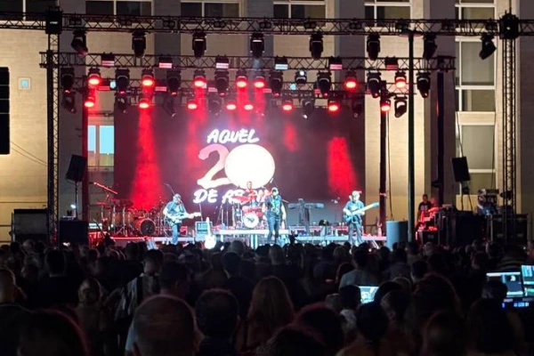 Aquel 20 de Abril calentó al público de la Plaza Poeta Rafael Alberti.