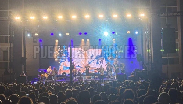 La Plaza Poeta Rafael Alberti presentó un gran aspecto con centenares de personas asistiendo al concierto.