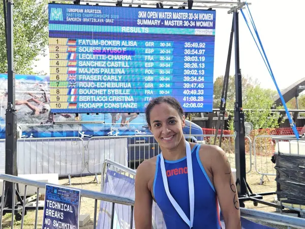 Fátima Souissi con su muestra uno de sus resultados en el Campeonato de Europa de Natación Máster 2026.