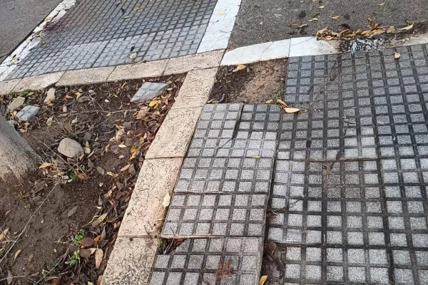 Acerado en los exteriores de la puerta de entrada del CEIP Reggio.