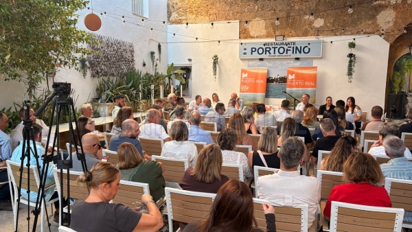 Lleno en Portofino para la presentación de 100x100 Unidos Puerto Real.